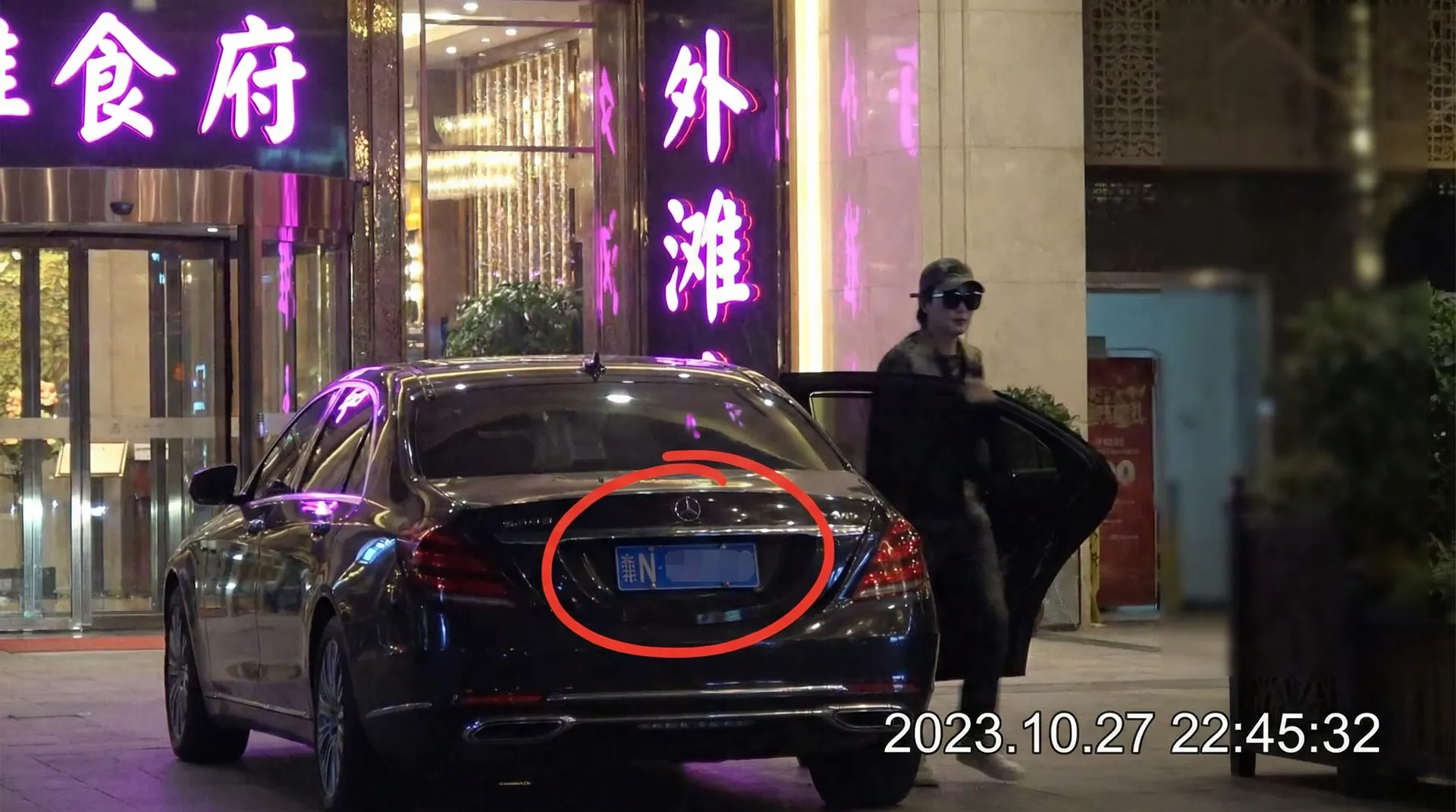 五一吃瓜 - 豪车餐厅外偷拍