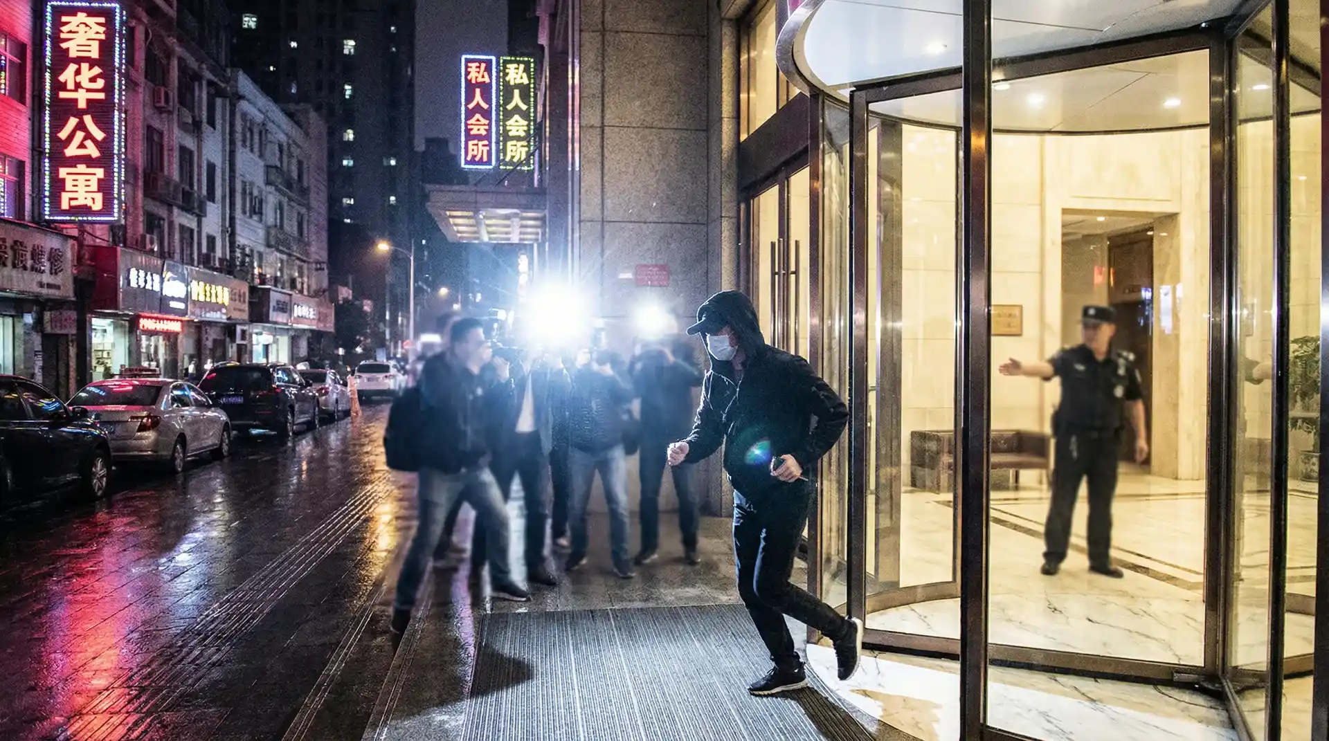 五一吃瓜 - 明星被记者围堵闪光灯下